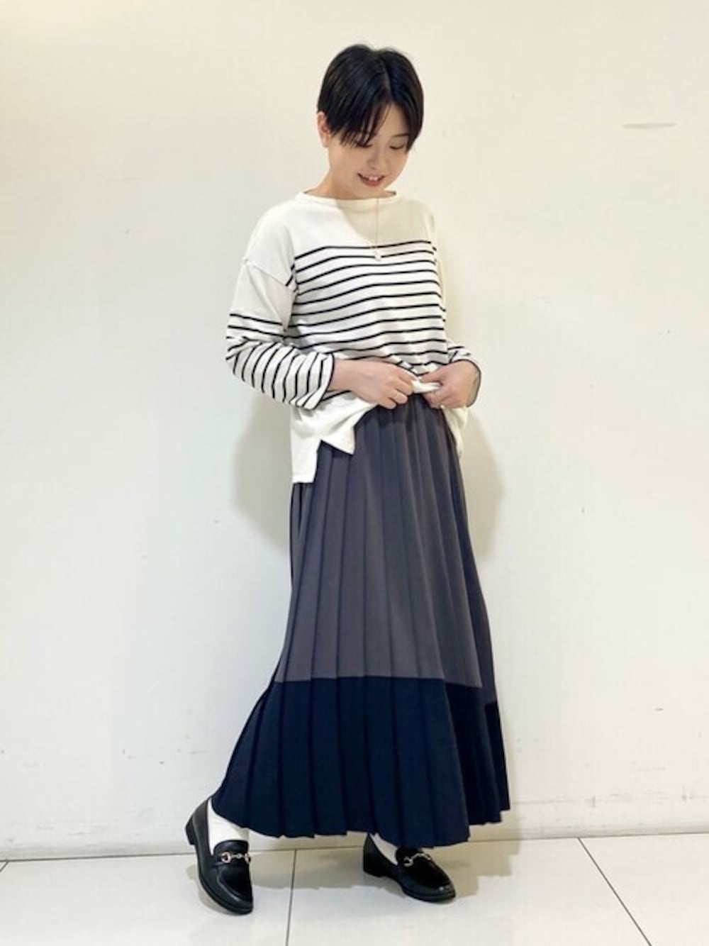 「スカート、ボーダー、デイリー、大人カジュアル、お出かけコーデ、大人コーデ、きれいめカジュアル、リラックススタイル、ウォッシャブル、秋コーデ」｜「human womanの◆パネルボーダープルオーバー（Tシャツ/カットソー、ホワイト系）」を使った、honokaさん（レディース・162cm）の秋コーディネートの1枚目の写真