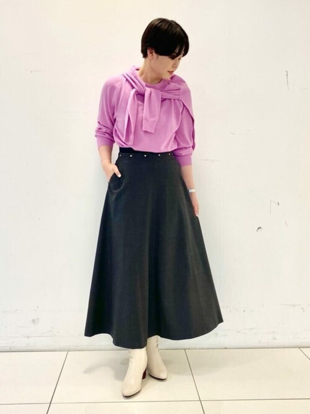 「スカート、カラーニット、大人カジュアル、休日スタイル、大人コーデ、上品、カジュアルコーデ、着回しコーデ、フレンチカジュアル、秋コーデ」｜「human womanの◆ベーシックニットⅠカーディガン（カーディガン/ボレロ、ピンク系）」を使った、honokaさん（レディース・162cm）の秋コーディネートの1枚目の写真