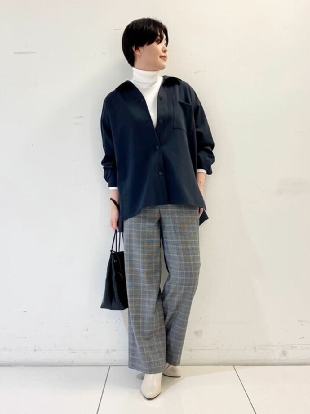 「バッグ、大人カジュアル、お出かけコーデ、大人コーデ、パンツスタイル、カジュアルコーデ、着回しコーデ、フレンチカジュアル、ウォッシャブル、秋コーデ」｜「human womanの◆T/R２WAYストレッチブラウス（シャツ/ブラウス、グレー系）」を使った、honokaさん（レディース・162cm）の秋コーディネートの1枚目の写真