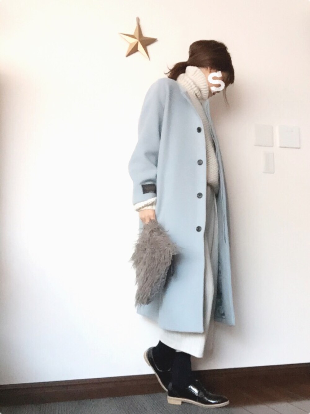 グレー系のその他アウター、グレー系のクラッチバッグ、ブラック系のその他シューズを着用したレディースの冬コーディネートの1枚目の写真