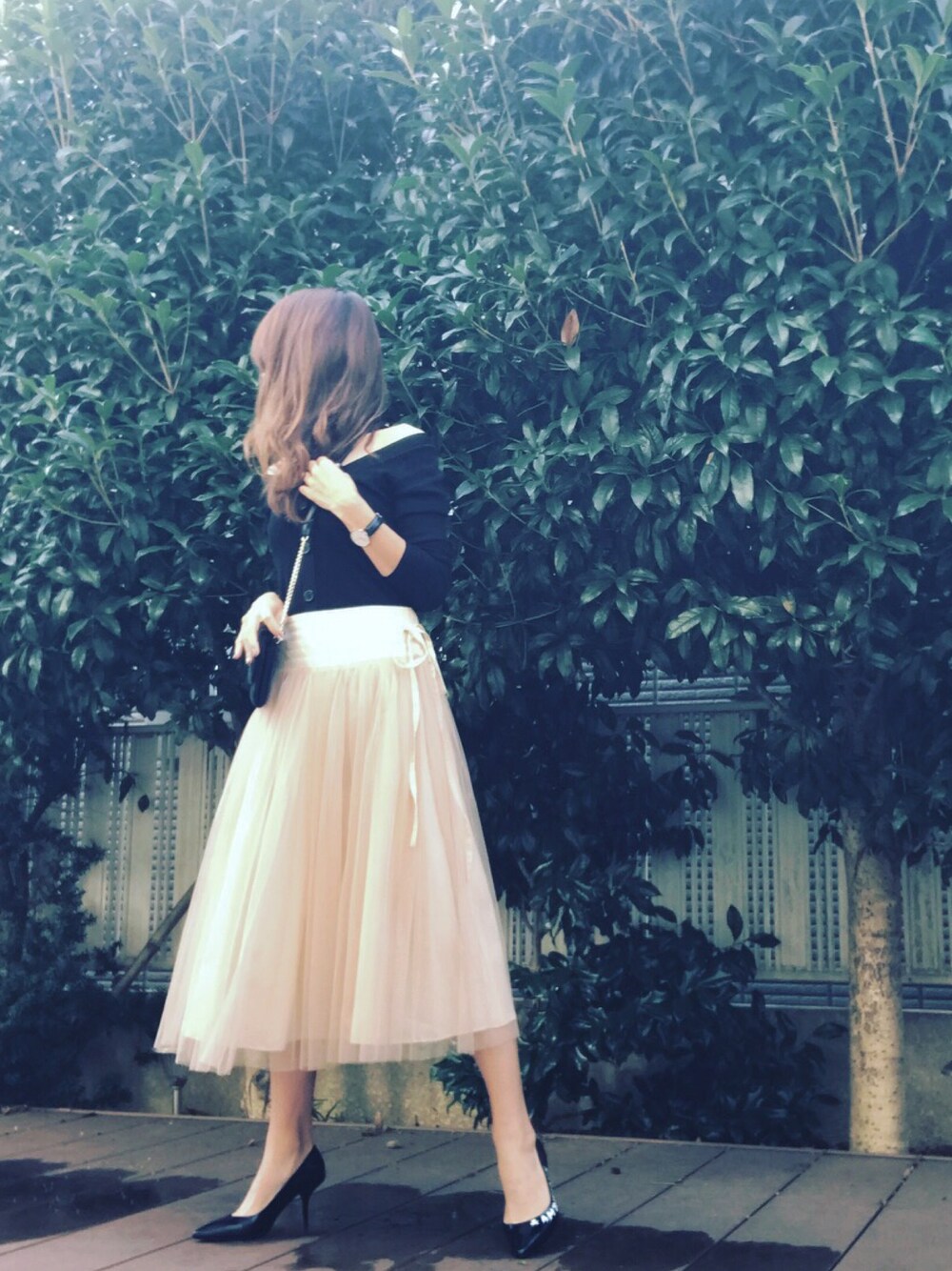 「シンプル、プチプラコーデ、おしゃれさんと繋がりたい、きれいめカジュアル、チュールスカート、可愛い、デートスタイル（WOMEN）、オトナカジュアル、オフショルダー」｜「ZARAのアイテム（Tシャツ/カットソー、ブラック系）」を使った、fumiさん（レディース・161cm）の秋コーディネートの1枚目の写真
