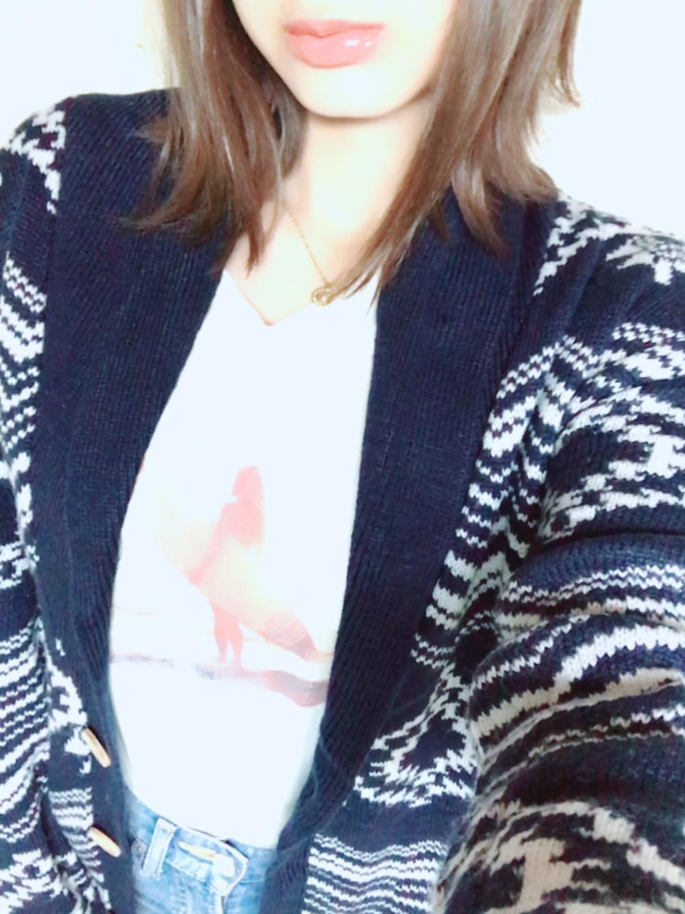 「秋服、サーフコーデ、La Leia、シンプルコーデ、カジュアル、雨の日コーデ、おしゃれさんと繋がりたい、寿るい ちゃん、ニットカーディガン、GIVENCHY」｜「La Leiaのアイテム（Tシャツ/カットソー、ホワイト系）」を使った、yukiさん（レディース・158cm）の秋コーディネートの1枚目の写真
