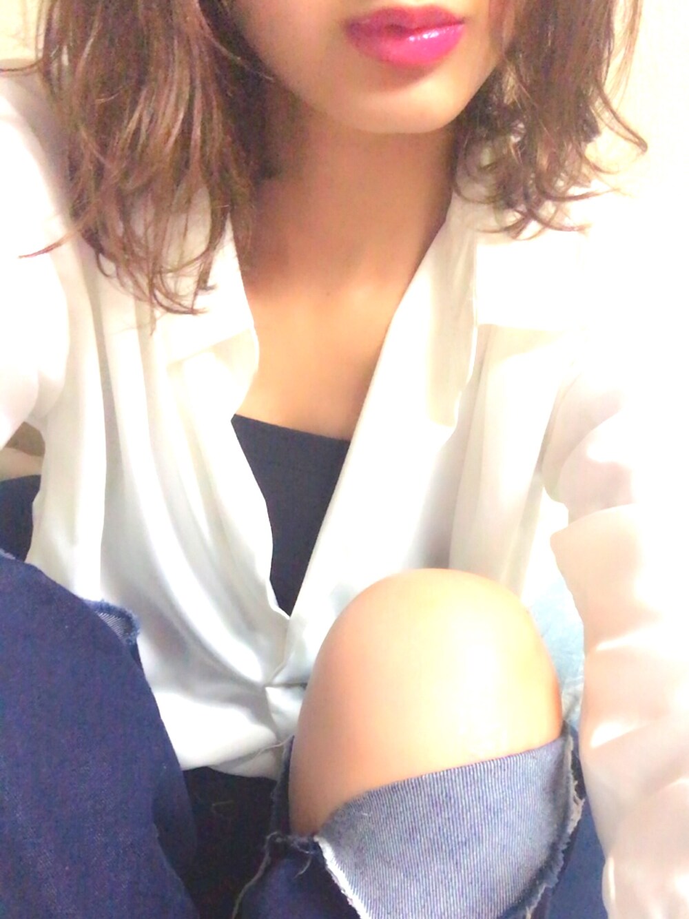 「ワイドパンツ、ワイドデニム、ダメージデニムパンツ、スリット、白シャツ×デニム、白シャツ、とろみシャツ、肩落としスタイル、シンプルコーデ、台風どっかいけ😂😂」｜「GUのアイテム（シャツ/ブラウス、ホワイト系）」を使った、yukiさん（レディース・158cm）の秋コーディネートの1枚目の写真