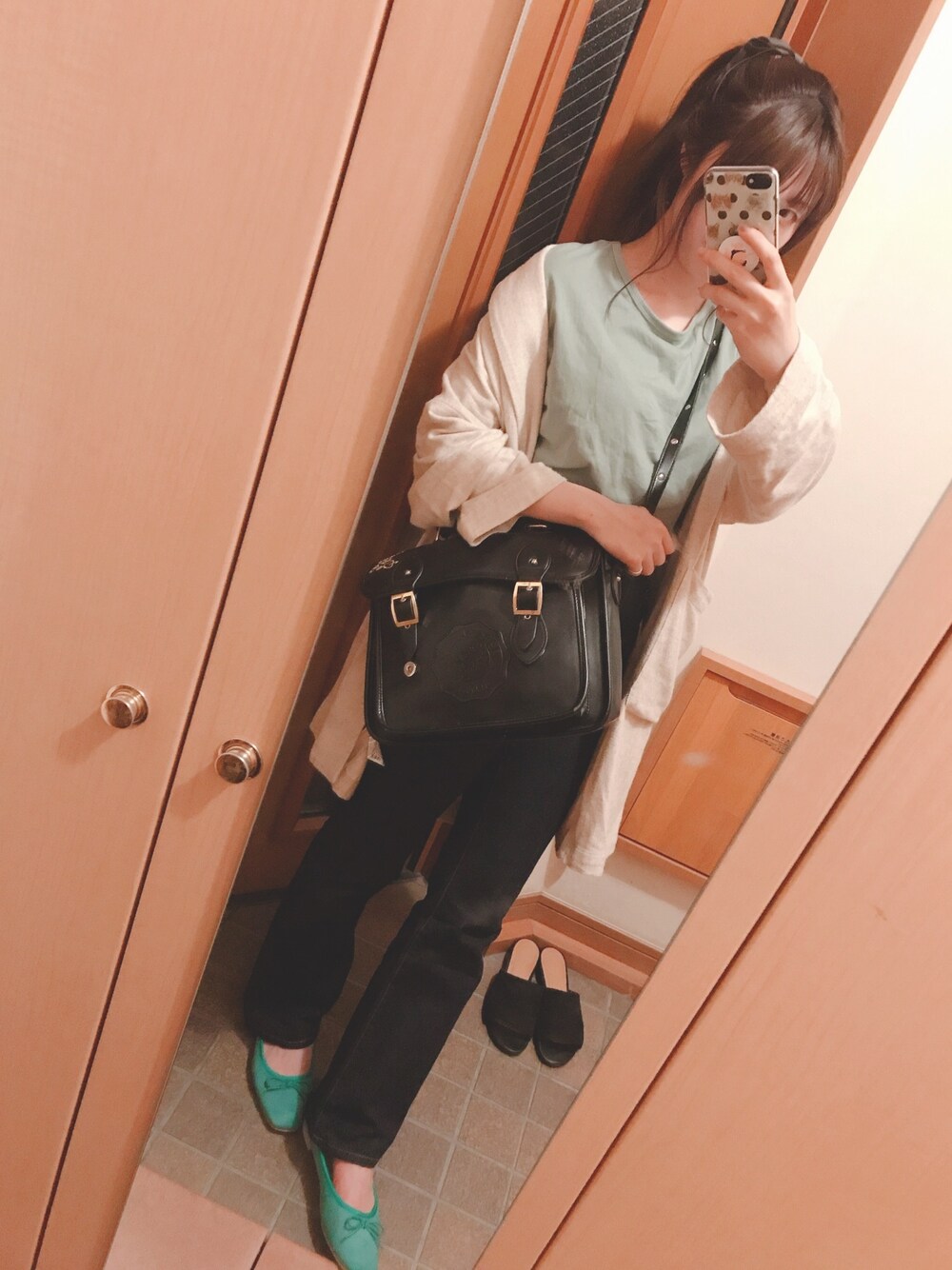 「大人カジュアル、楽チンコーデ、低身長、オトナ女子、デニムコーデ、プチプラ、オーバーサイズジャケット、ワンウォッシュデニム、カラーTシャツ、バレエシューズ」｜「sangoのアイテム（バレエシューズ、グリーン系）」を使った、ヒさん（レディース・155cm）の夏コーディネートの1枚目の写真