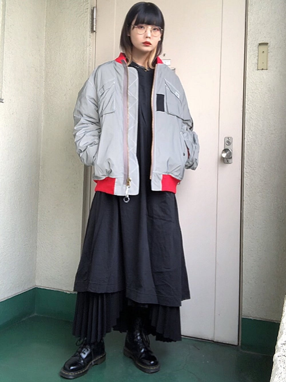 「bodysong.、ボンバージャケット、MA-1、アウター、シルバー、ロング丈、ブラックコーデ、ブーツ、Dr.Martens、8ホール」｜「bodysong.のアイテム（ジャケット/アウター、シルバー系）」を使った、小野 さん（レディース・157cm）の冬コーディネートの1枚目の写真