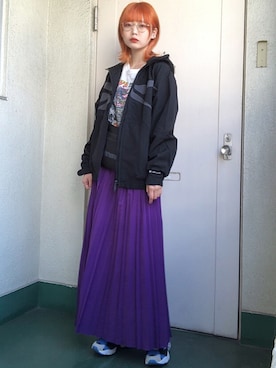 「パープル×黒」｜「アイテム（スニーカー）」を使った、小野 さん（レディース・157cm）の春コーディネート