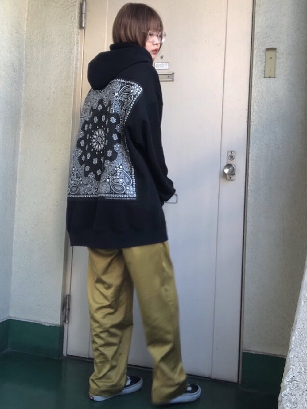 「パーカー、ビッグパーカー、サテンパンツ、パンツスタイル、イエロー×ブラック、スニーカーコーデ、VANS、バンダナ柄、冬コーデ、休日コーデ」｜「JEANASISのエンボスサテンドロストパンツ/891788（その他パンツ、イエロー系）」を使った、小野 さん（レディース・157cm）の冬コーディネートの1枚目の写真
