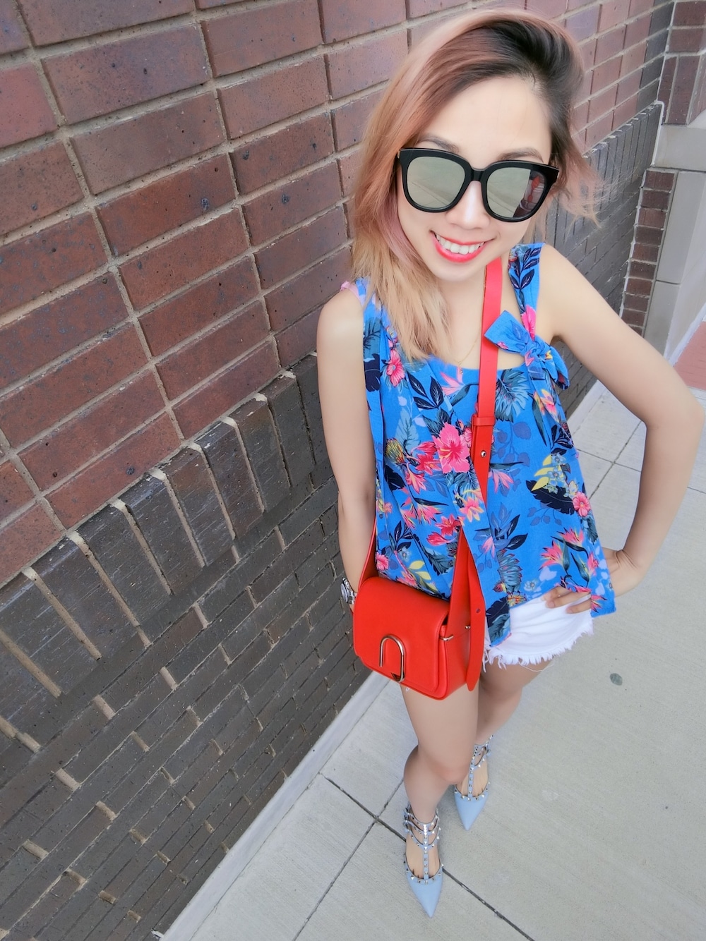 「flower、オトナカジュアル、floral、coldshoulder、ootd、Dallas blogger、スニーカー、春コーデ、春、花柄」｜「ZARAのアイテム（トップス、ブルー系）」を使った、GLTさん（レディース・157cm）の春コーディネートの1枚目の写真