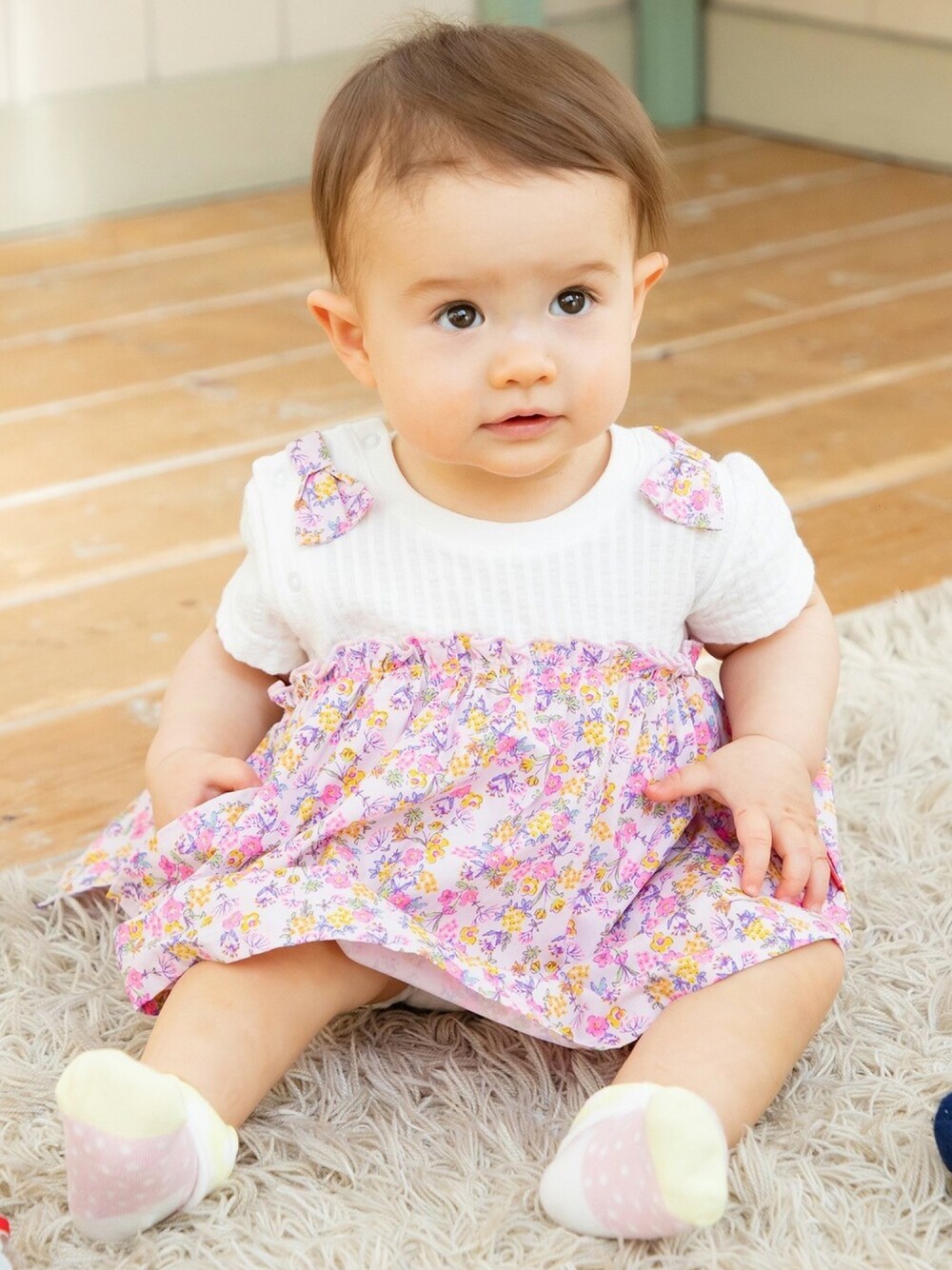 「ピンク、ベビー、ロンパース、小花柄、ムージョンジョン、moujonjon、丸高衣料、こどもの森、女の子ベビー」｜「Moujonjonのシアサッカー肩リボンスカートオール（ロンパース、ピンク系）」を使った、こどもの森e-shopさん（キッズ・80cm）の春コーディネートの1枚目の写真