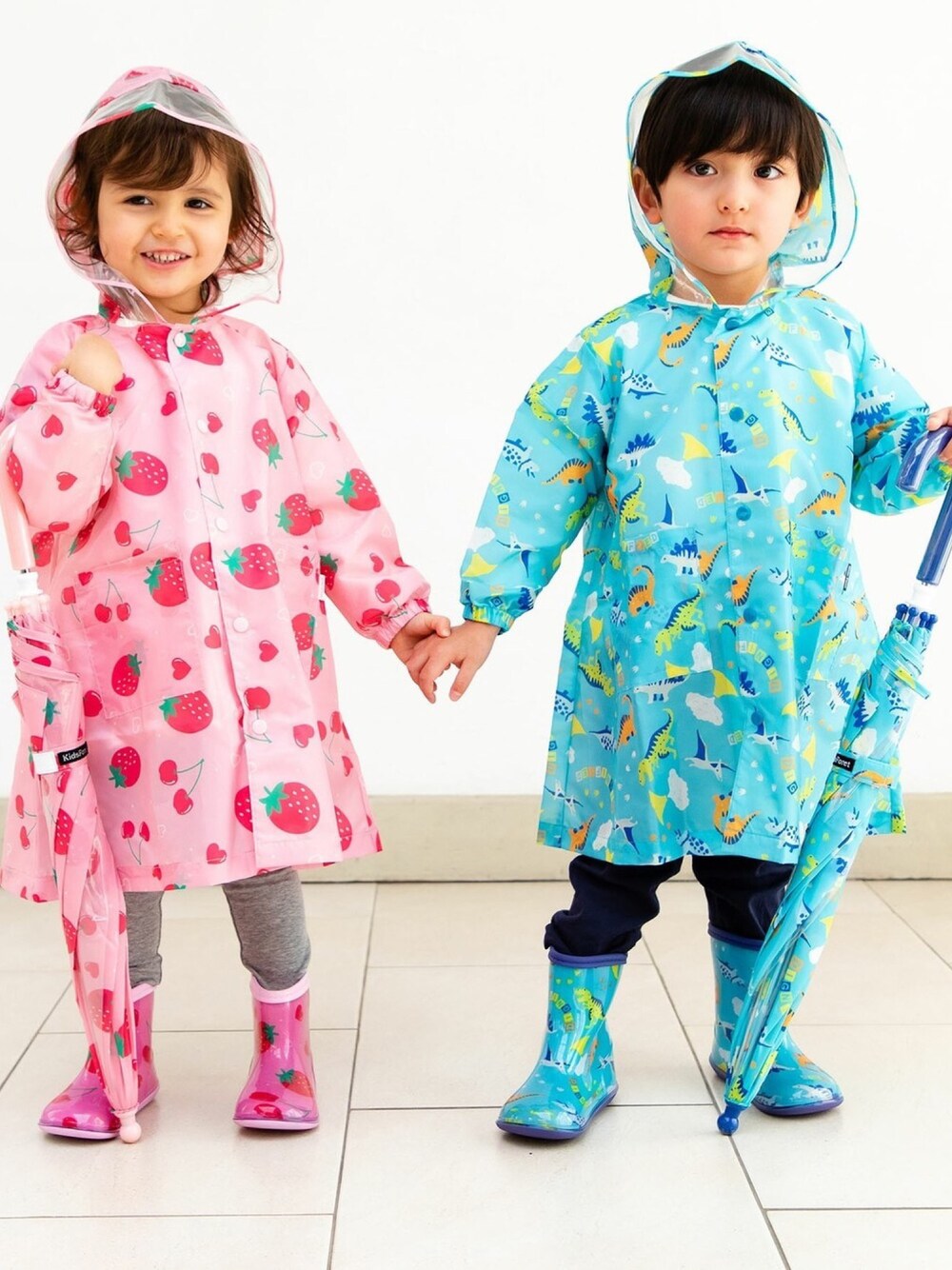 「レインブーツ、傘、レインコート、雨の日コーデ、梅雨、丸高衣料、こどもの森、Kids Foret、キッズフォーレ」｜「Kids Foretの女児総柄レインコート（レインコート/ポンチョ、ピンク系）」を使った、こどもの森e-shopさん（キッズ・90cm）の夏コーディネートの1枚目の写真
