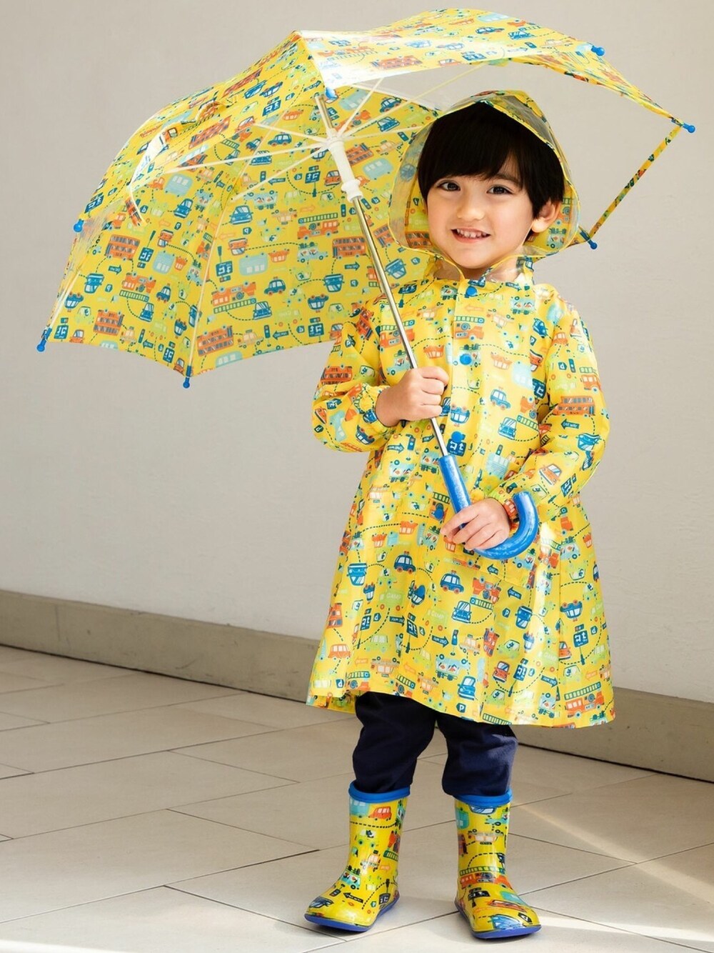 「レインブーツ、傘、レインコート、雨の日コーデ、梅雨、丸高衣料、こどもの森、Kids Foret、キッズフォーレ」｜「Kids Foretの男児総柄かさ（長傘、イエロー系）」を使った、こどもの森e-shopさん（キッズ・90cm）の夏コーディネートの1枚目の写真