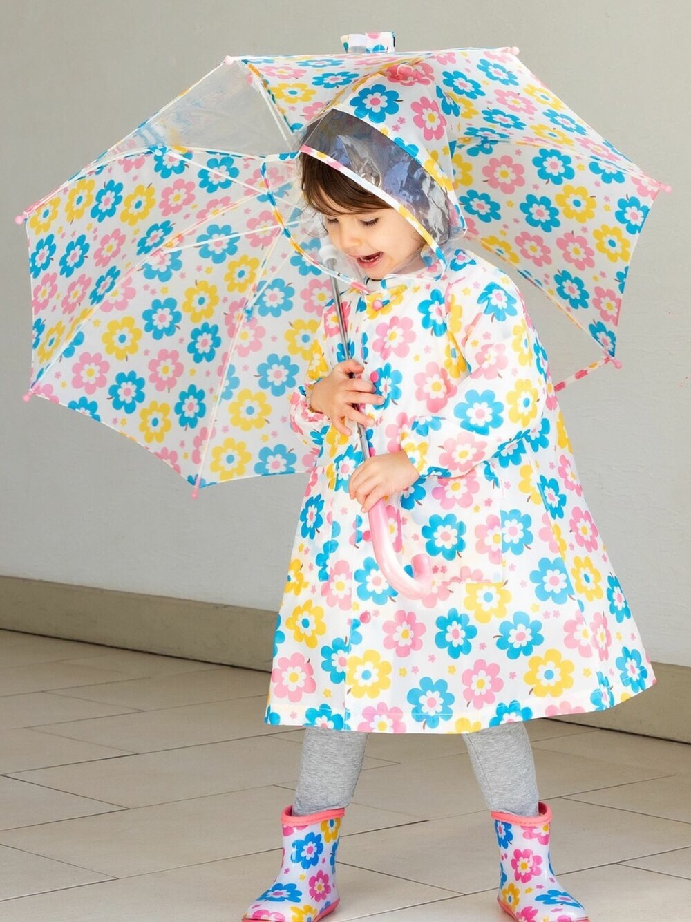 「レインブーツ、傘、レインコート、雨の日コーデ、梅雨、丸高衣料、こどもの森、Kids Foret、キッズフォーレ」｜「Kids Foretの女児総柄かさ（長傘、ホワイト系）」を使った、こどもの森e-shopさん（キッズ・90cm）の夏コーディネートの1枚目の写真