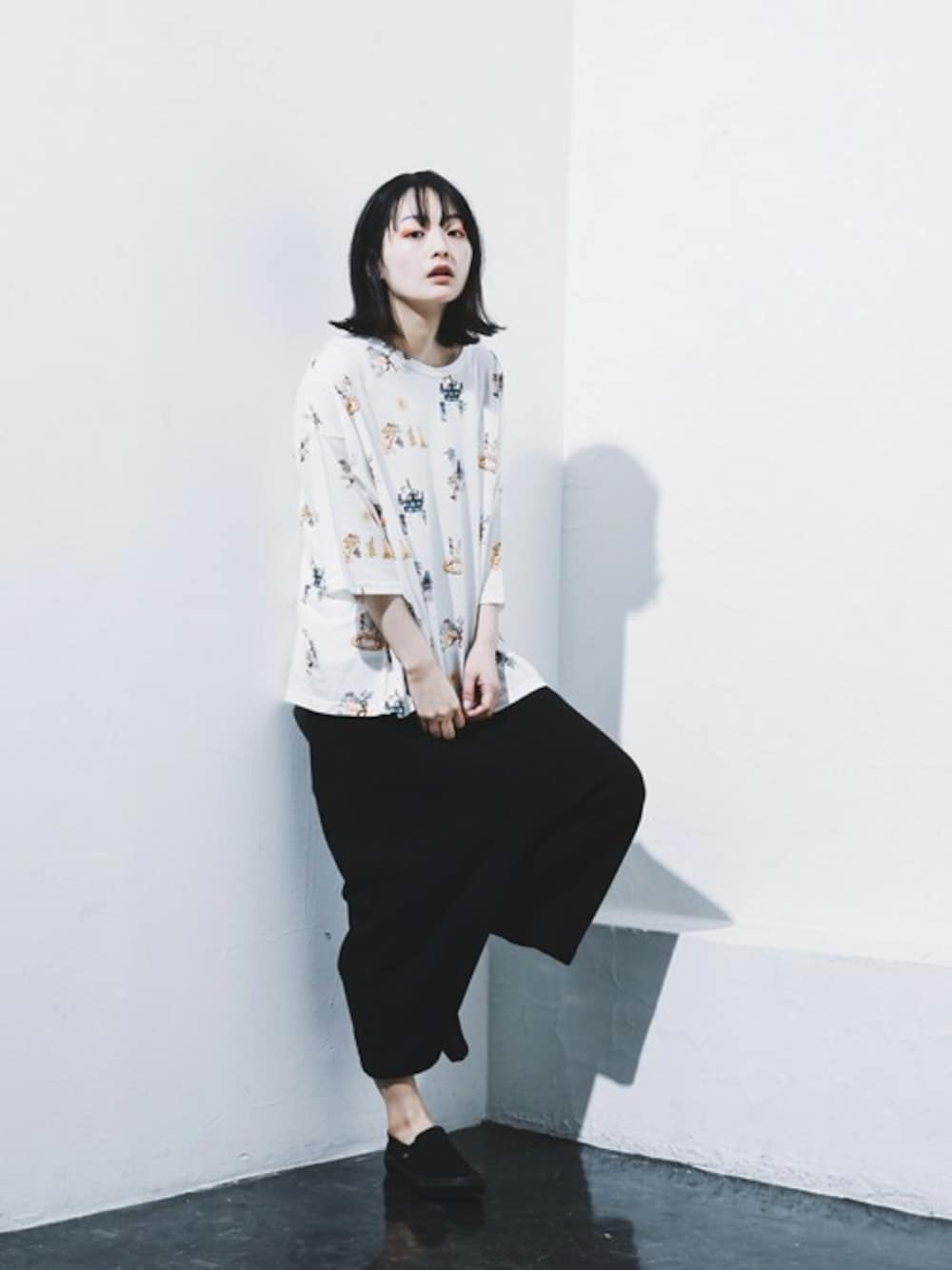 「ワイドパンツ、総柄トップス、dulcamara、STOF、ワイドTシャツ、anlio、小森真理子」｜「STOFの2017春夏　ダンスインザワールドTシャツ　＝（Tシャツ/カットソー、ホワイト系）」を使った、anlioさん（レディース・165cm）の春コーディネートの1枚目の写真