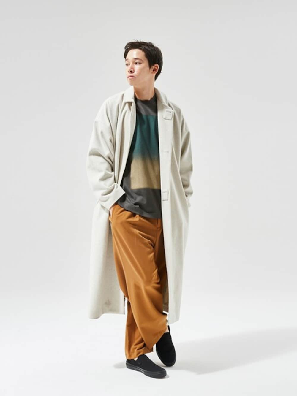 ベージュ系のステンカラーコート、グレー系のTシャツ/カットソーを着用したメンズの秋コーディネートの1枚目の写真