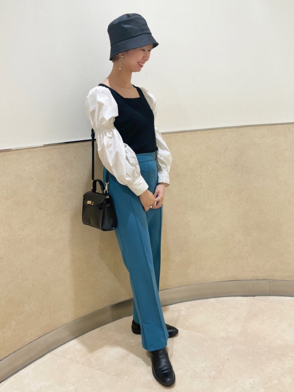「プチプラ、おしゃれさんと繋がりたい、ootd、春コーデ、カラーパンツ、フリーズマート(FREE'S MART)、FREE'S MART、今日のコーデ、今買って春まで着られる」｜「FREE'S MARTの◇布帛ドッキングボリュームスリーブニット（ニット/セーター、ブラック系）」を使った、ナナミさん（レディース・163cm）の冬コーディネートの1枚目の写真