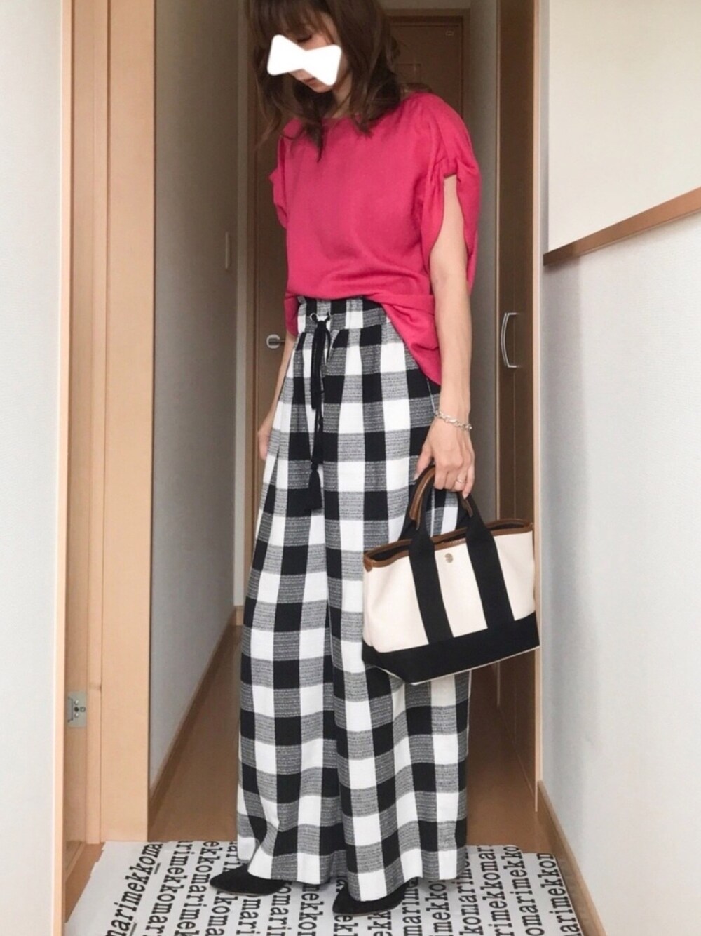 「ママコーデ、ピンクコーデ、パンツスタイル、ブロックチェック、イージーパンツ、フレンチスリーブ、差し色(ピンク)、ミニトート、2018ss、Spick & Span(Spick & Span)」｜「Breath TOPKAPIの【日本製】スコッチグレインフェイクレザー・ミニトートバッグ（トートバッグ、ベージュ系）」を使った、mimi⋆さん（レディース・158cm）の夏コーディネートの1枚目の写真