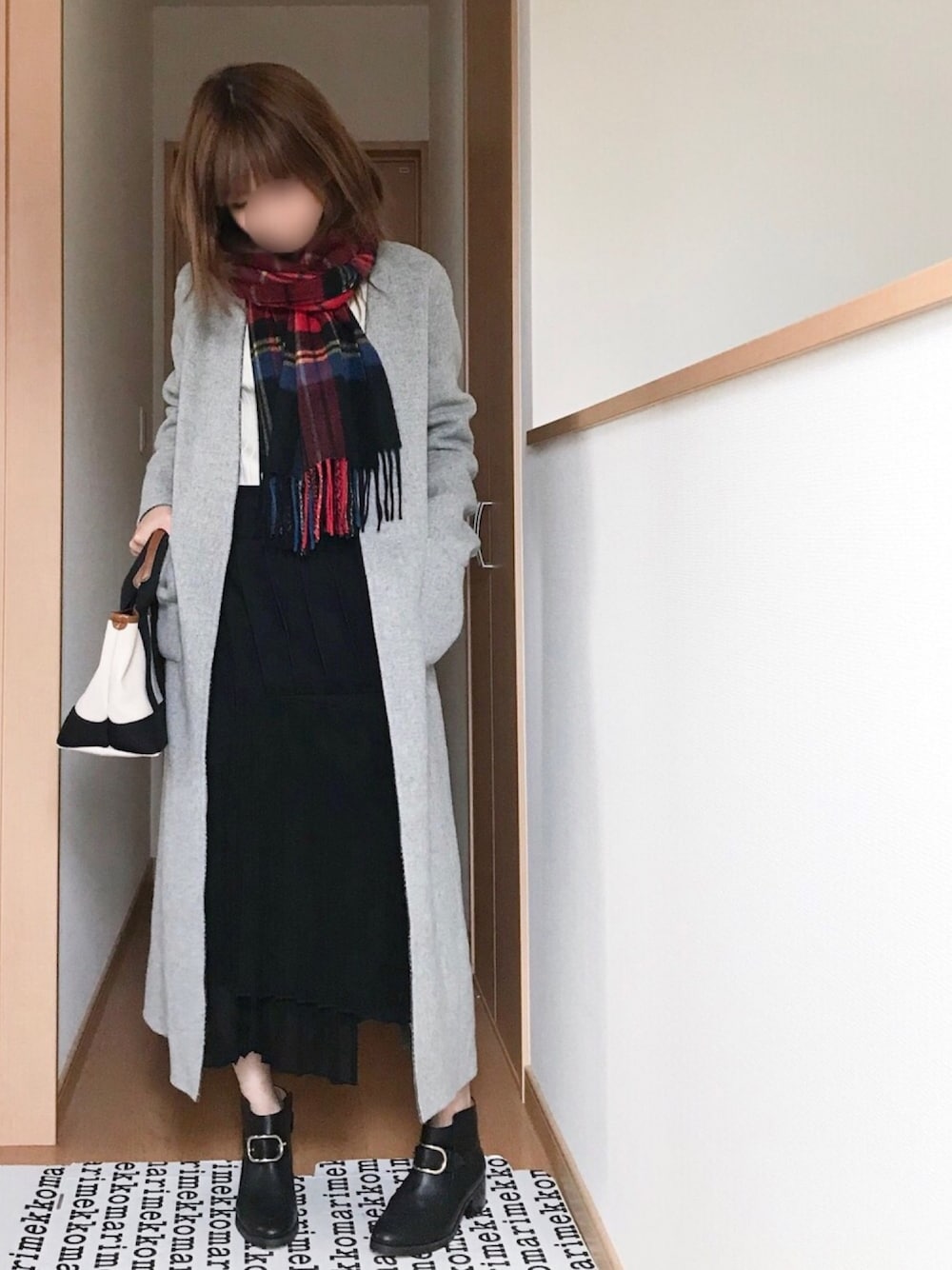 「ママコーデ、ママファッション、オトナ女子、ガウンコート、ロングコート、プリーツスカート、ショートブーツ、チェックストール、赤チェック、ストール」｜「FRAMeWORKのWフェイス ガウンコート◆（その他アウター、グレー系）」を使った、mimi⋆さん（レディース・158cm）の秋コーディネートの1枚目の写真