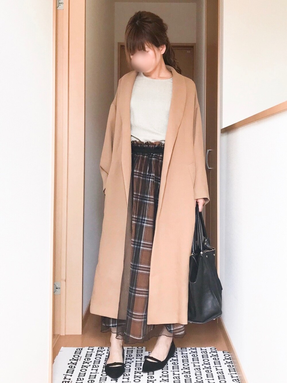 ベージュ系のシャツ/ブラウス、ブラウン系のスカート、ブラック系のパンプスを着用したレディースの秋コーディネートの1枚目の写真