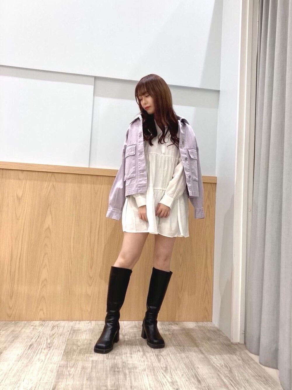 パープル系のその他アウター、ホワイト系のチュニックを着用したレディースの春コーディネートの1枚目の写真