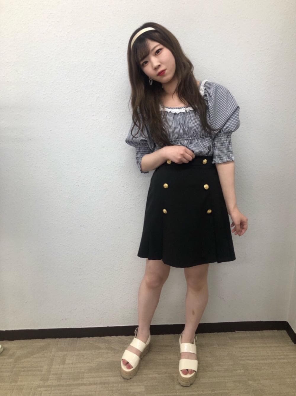 ブラック系のスカート、ホワイト系のサンダル、ブラック系のシャツ/ブラウスを着用したレディースの夏コーディネートの1枚目の写真