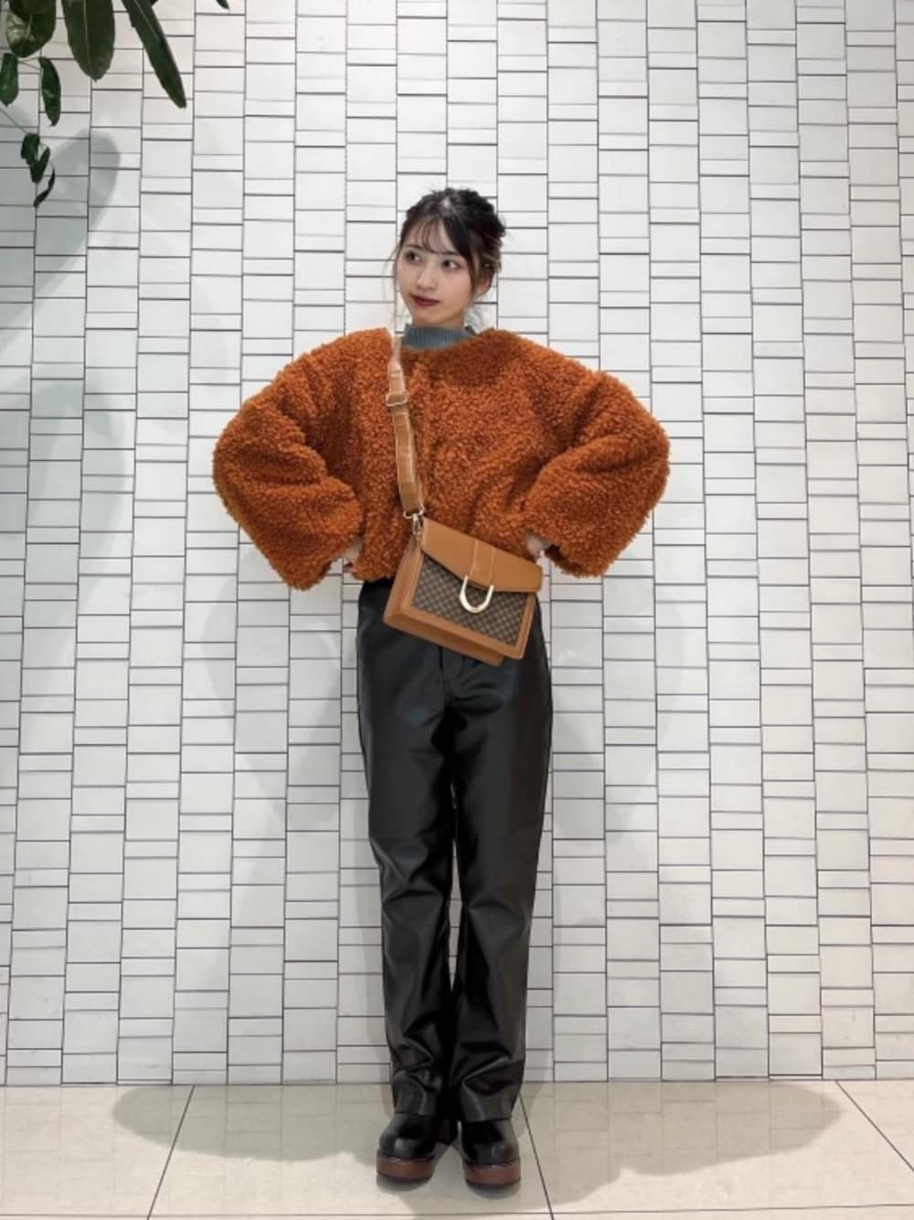 ジャケット/アウター（オレンジ系）を使った「レザーパンツ」の人気