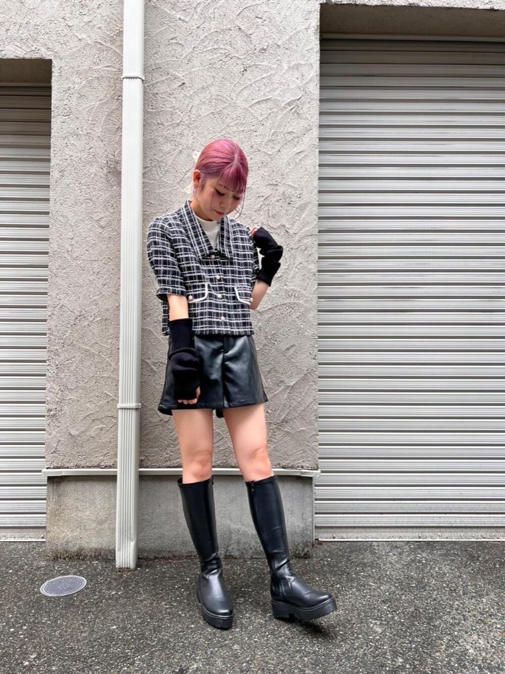 ブラック系のシャツ/ブラウス、ブラック系のその他パンツ、ブラック系のブーツを着用したレディースの秋コーディネートの1枚目の写真