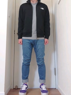 「グレーTシャツ」｜「アイテム（その他アウター）」を使った、ろびーさん（メンズ・165cm）の春コーディネート