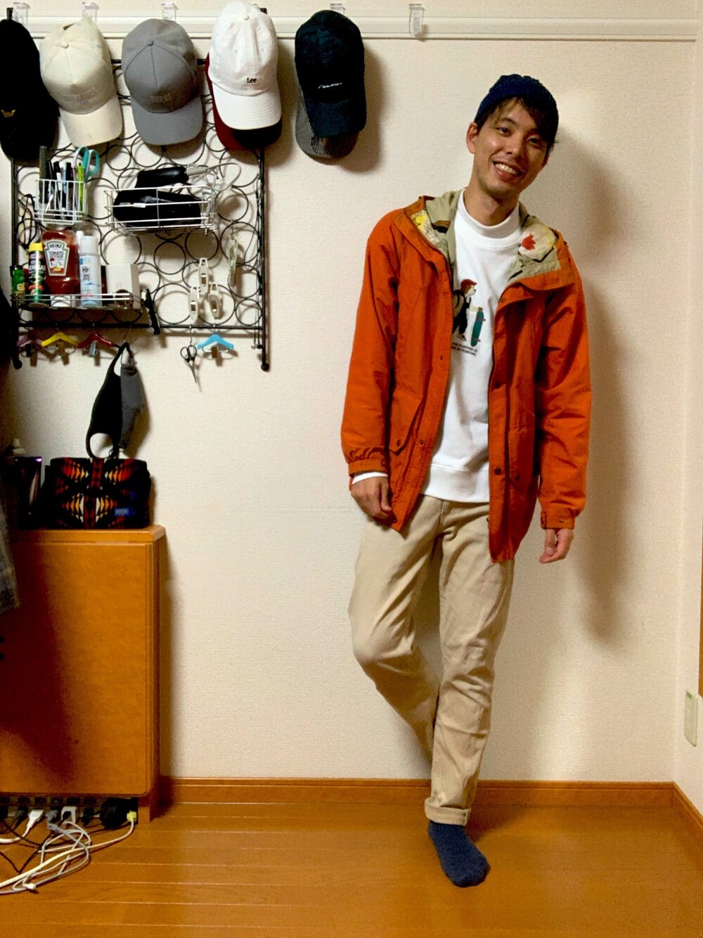 「秋冬コーデ、今日のコーデ、古着、マウンテンパーカー、オレンジ、アウトドアスタイル、ベージュ、チノパン、カジュアル、白」｜「Ne-netのアイテム（マウンテンパーカー、オレンジ系）」を使った、渡邉健人さん（メンズ・176cm）の秋コーディネートの1枚目の写真