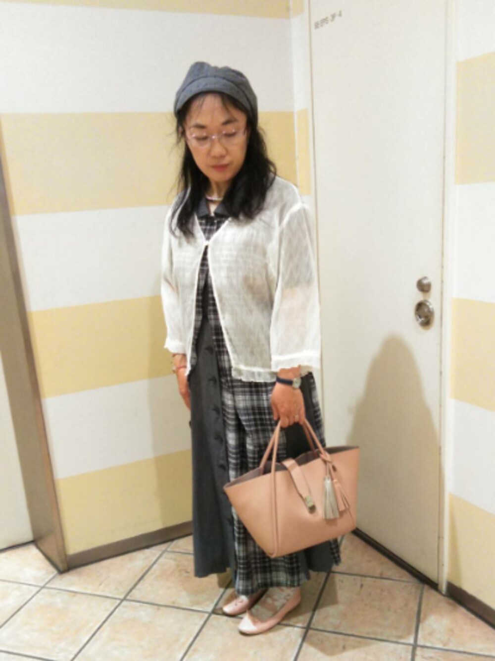 ピンク系のトートバッグ、ピンク系のバレエシューズ、グレー系のワンピースを着用したレディースの夏コーディネートの1枚目の写真