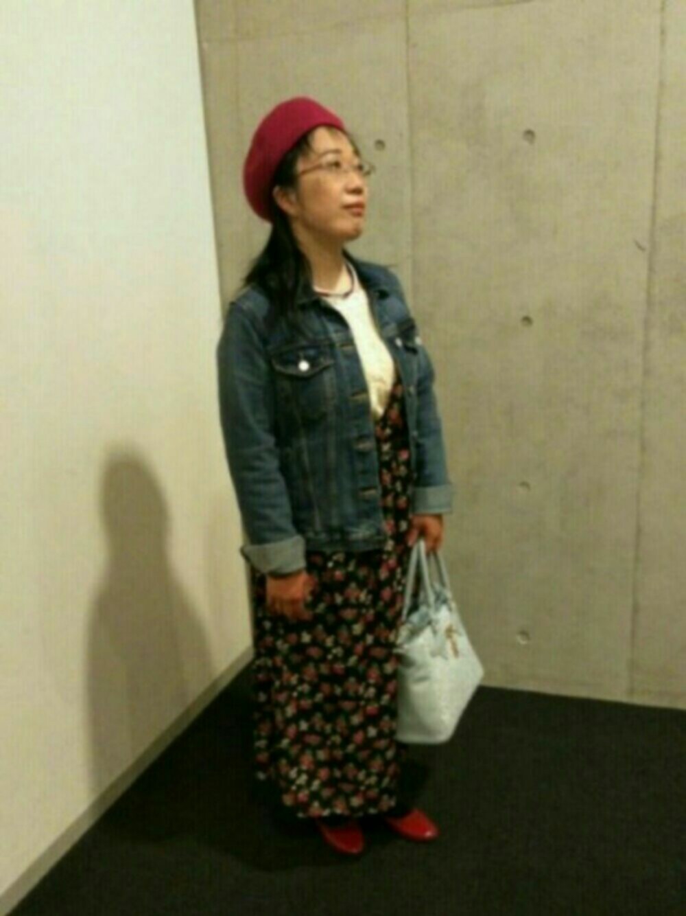 ブルー系のデニムジャケット、ベージュ系のTシャツ/カットソー、ブラック系のワンピースを着用したレディースの春コーディネートの1枚目の写真