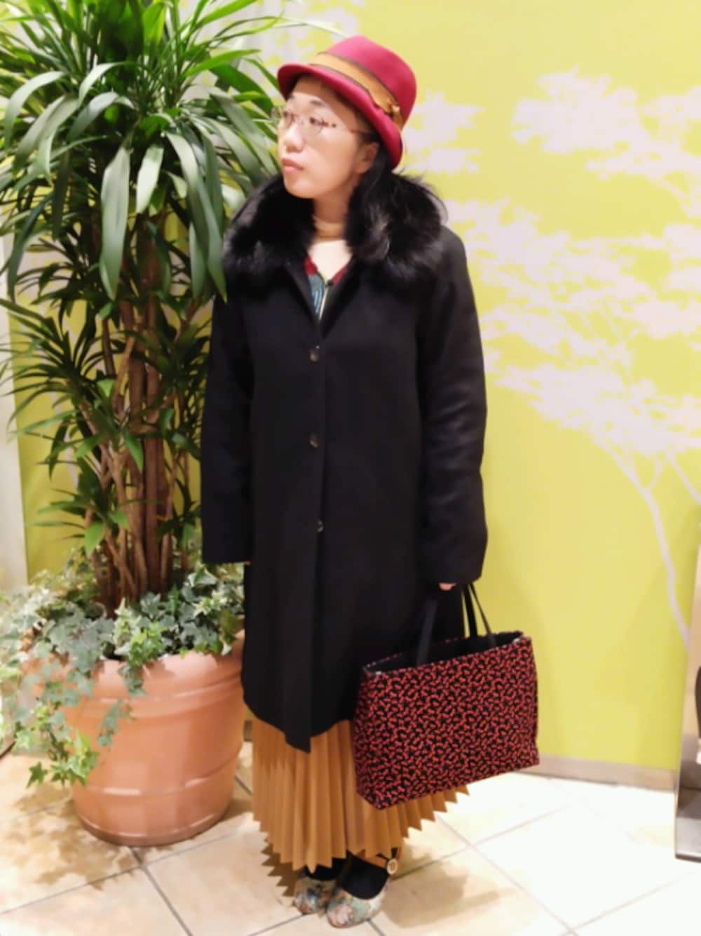 「帽子×メガネ、おでかけコーデ、コート×スカート、プリーツスカート　ベージュ、印伝バッグ」｜「La torreのアイテム（ステンカラーコート、ブラック系）」を使った、るふなさん（レディース・152cm）の冬コーディネートの1枚目の写真