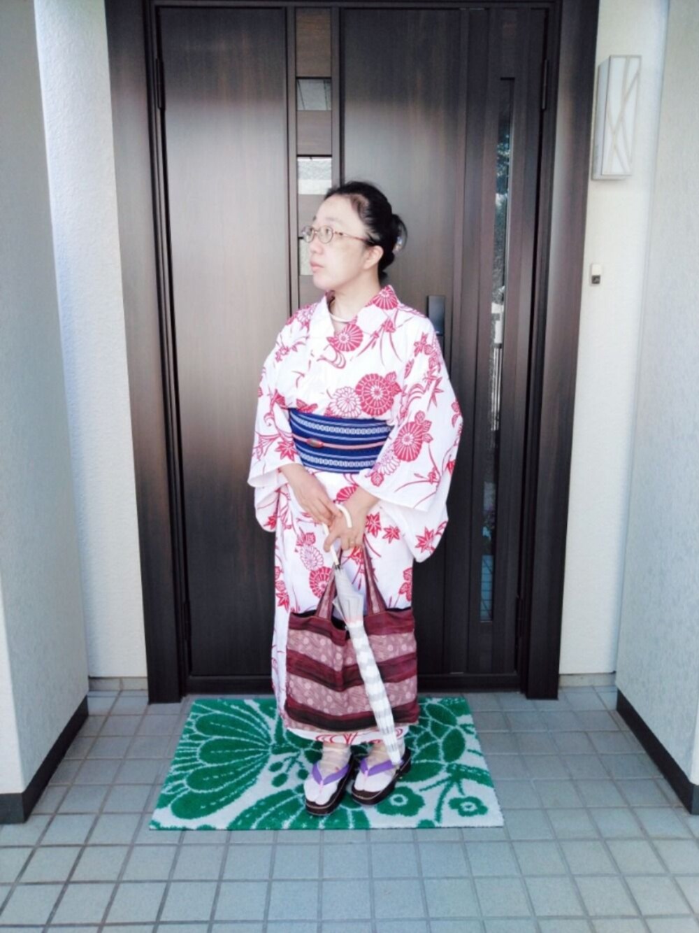 「浴衣祭り、浴衣でお出掛け、古典柄、半幅帯、日傘、習い事」｜「白地に赤の浴衣のアイテム（浴衣、ホワイト系）」を使った、るふなさん（レディース・152cm）の夏コーディネートの1枚目の写真