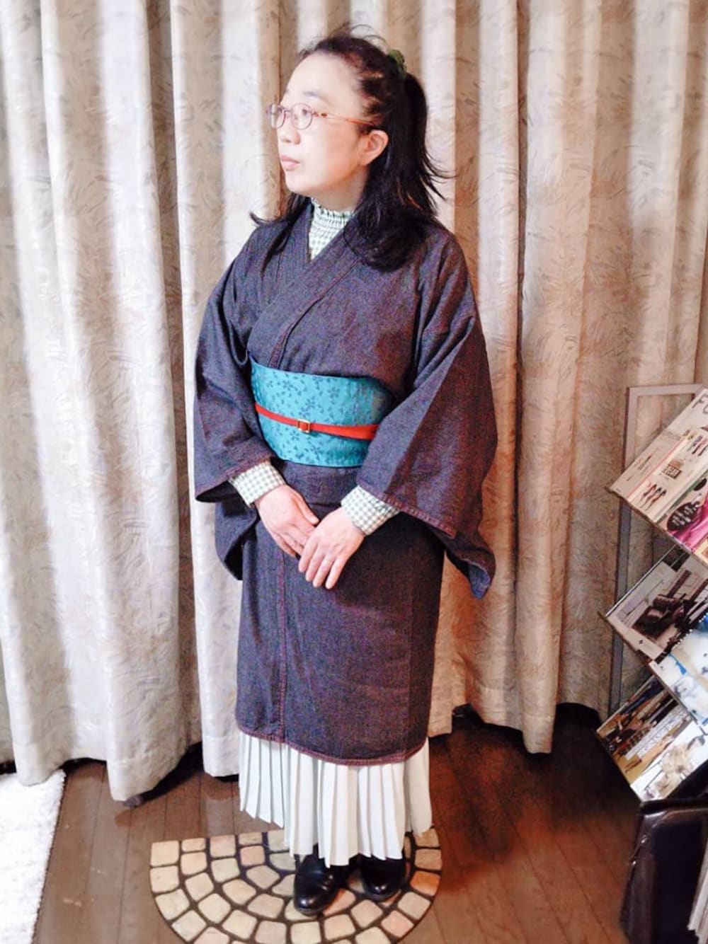 「和洋ミックス、デニム着物、半幅帯、かるた結び、デニム着物×ブーツ、プリーツスカート」｜「＋ショールのアイテム（ラッピングキット、ブラック系）」を使った、るふなさん（レディース・152cm）の春コーディネートの1枚目の写真