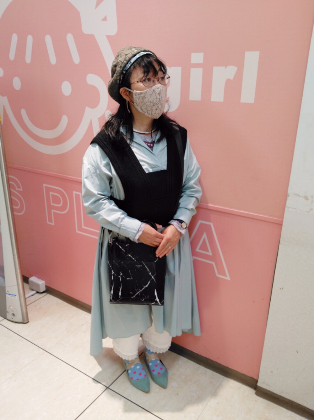 「これが私をアゲる服、帽子×メガネ、ワンピース×ベスト、ニットベスト×ワンピース、レースアイテム、前後丈違い、レースアップ」｜「axes femmeのアイテム（Tシャツ/カットソー、パープル系）」を使った、るふなさん（レディース・152cm）の春コーディネートの1枚目の写真