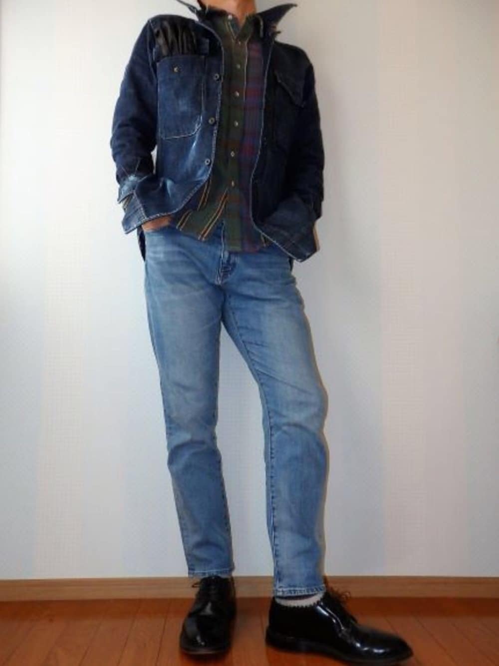 ブルー系のデニムパンツ、ブルー系のデニムジャケット、ブラック系のドレスシューズを着用したメンズの冬コーディネートの1枚目の写真