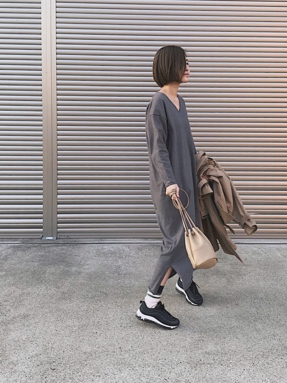 「AIR MAX、エアーMAX、エアーマックス、エアーマックス97、大人カジュアル、大人女子、オトナカジュアル、オトナ女子、ワンピース、トレンチコート」｜「URBAN RESEARCH DOORSのVネックロングニットワンピース（ワンピース、グレー系）」を使った、kuukoさん（レディース・153cm）の春コーディネートの1枚目の写真