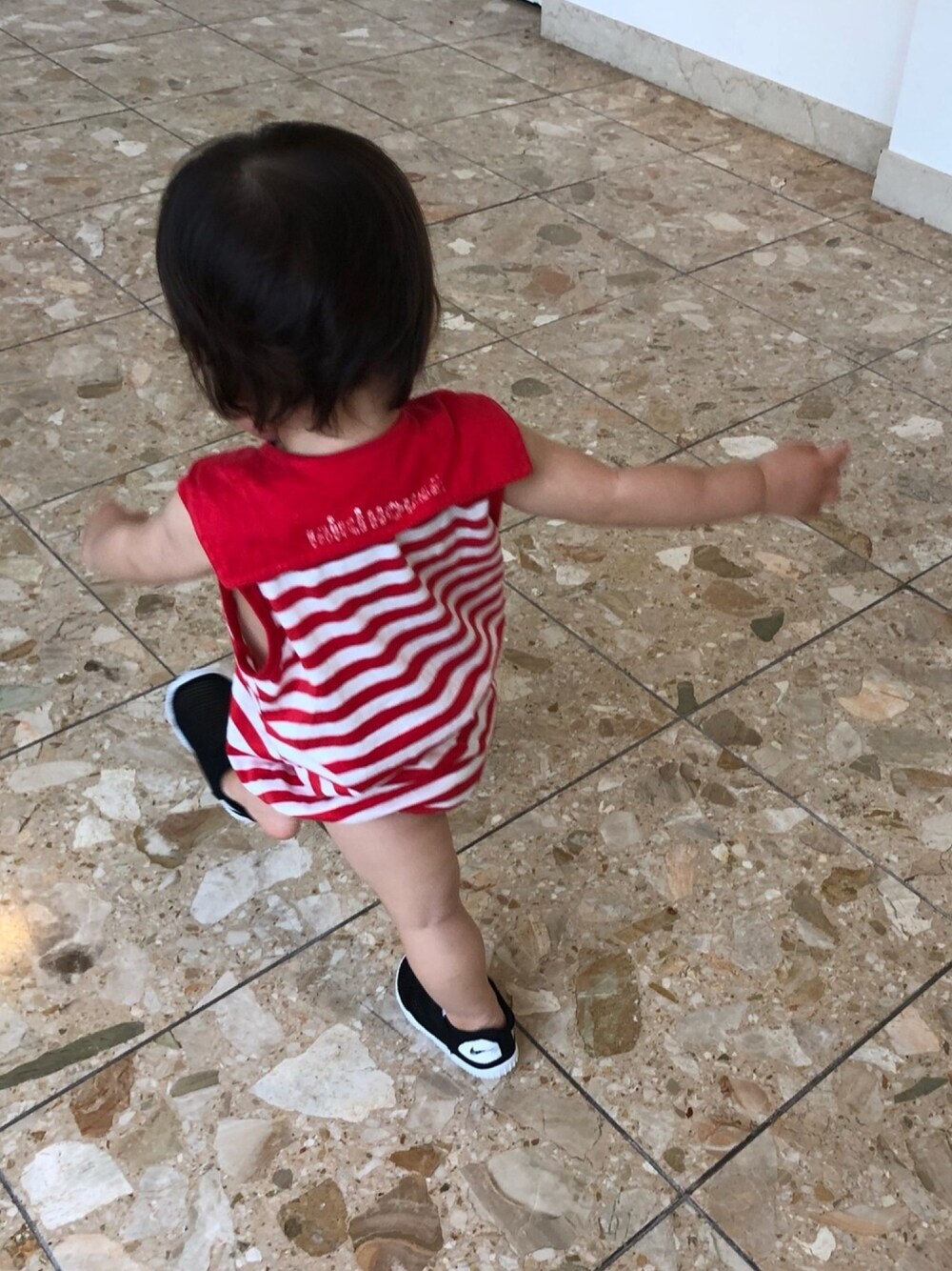 「ミキハウス、ベビーコーデ、男の子コーデ、キッズコーデ、リゾートスタイル、海」｜「MIKI HOUSEのアイテム（オールインワン・サロペット、レッド系）」を使った、ttiiaaさん（キッズ・70cm）の秋コーディネートの1枚目の写真