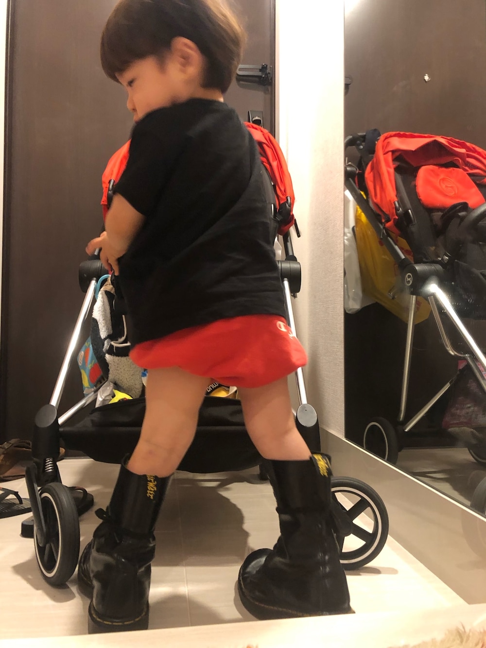 「マーチン、ママコーデ、キッズコーデ、シンプルコーデ、夏コーデ、男の子、こどもコーデ、スニーカー、Tシャツ、agnesb」｜「Dr. MartensのDr.Martens/ドクターマーチン/1460Z 8EYE BOOT/10072004（ブーツ、ブラック系）」を使った、ttiiaaさん（キッズ・80cm）の夏コーディネートの1枚目の写真