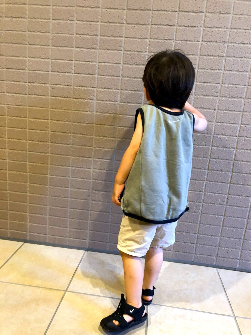 「夏だ！Tシャツ着よう！、くすみカラー、プチプラ、おしゃれさんと繋がりたい、男の子、タンクトップ、カジュアル、ストリート」｜「NIKEのアイテム（ジャージ、グレー系）」を使った、ttiiaaさん（キッズ・80cm）の夏コーディネートの1枚目の写真