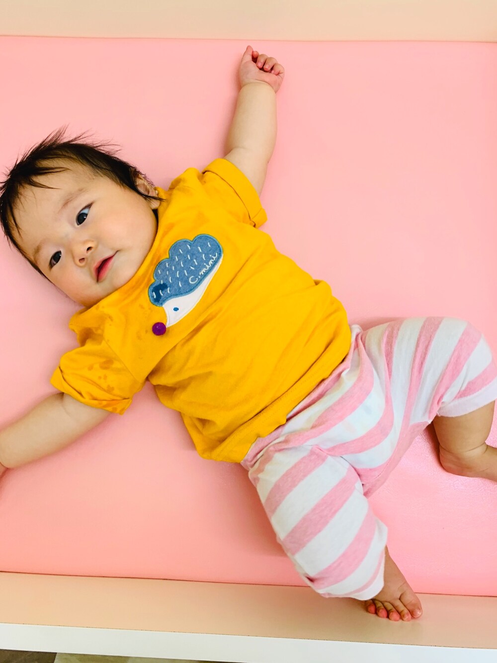 「combiminiのアイテム（Tシャツ/カットソー、オレンジ系）」を使った、icchaさん（キッズ・60cm）の夏コーディネートの1枚目の写真
