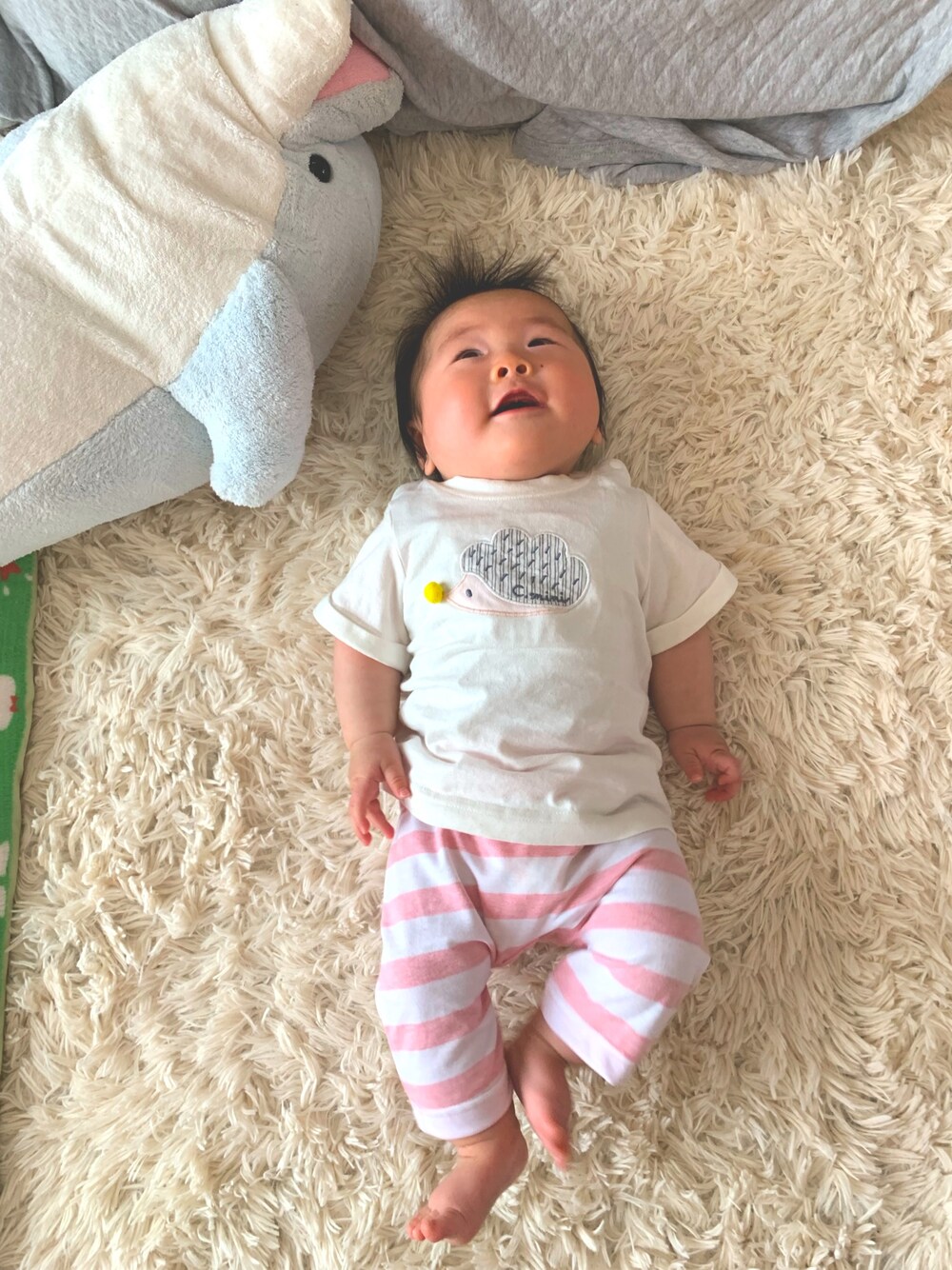 「combiminiのアイテム（Tシャツ/カットソー、ホワイト系）」を使った、icchaさん（キッズ・60cm）の夏コーディネートの1枚目の写真