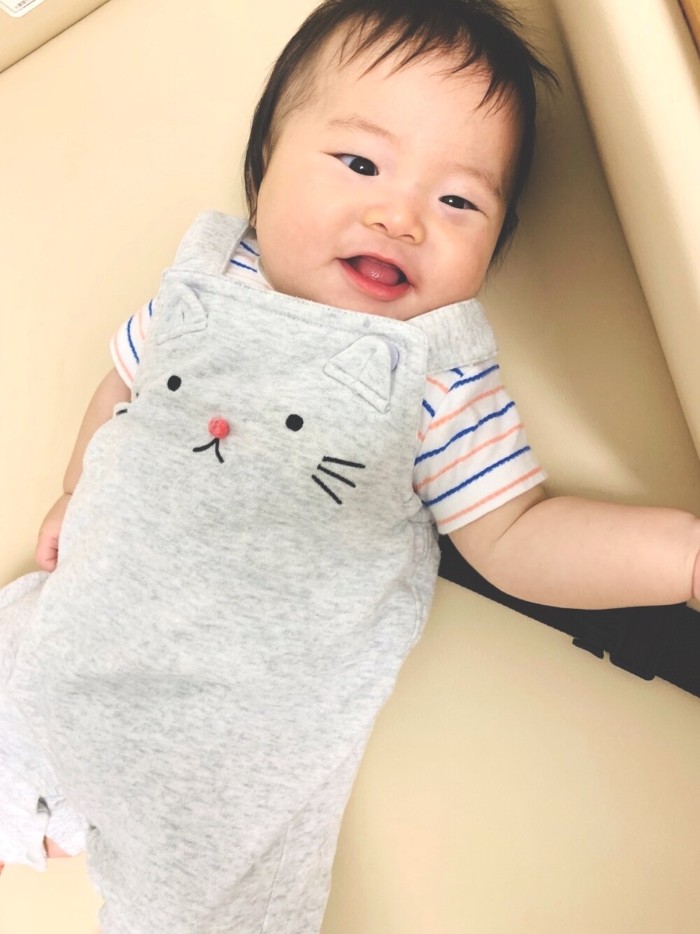 「no brandのアイテム（オールインワン・サロペット、グレー系）」を使った、icchaさん（キッズ・50cm）の夏コーディネートの1枚目の写真
