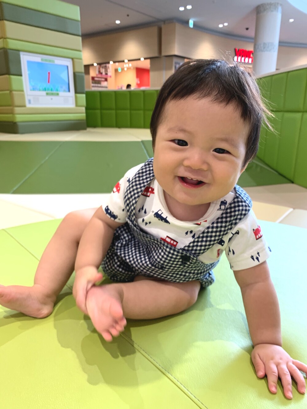 「男の子、こどもコーデ、キッズコーデ、オーバーオール、赤ちゃん、サロペット、かぼちゃパンツ」｜「赤ちゃん本舗のアイテム（Tシャツ/カットソー、ホワイト系）」を使った、icchaさん（キッズ・70cm）の秋コーディネートの1枚目の写真