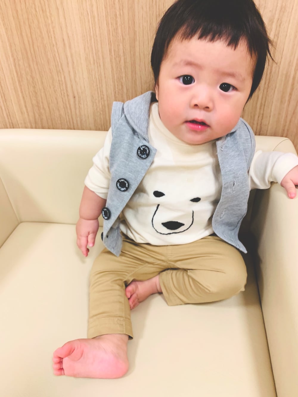 「プチプラコーデ、おとこのこ、赤ちゃん、パンツスタイル、70cm、０歳、ベビーコーデ、キッズコーデ、カジュアル、秋のコーデ」｜「メイドインままのアイテム（Tシャツ/カットソー、ホワイト系）」を使った、icchaさん（キッズ・70cm）の秋コーディネートの1枚目の写真