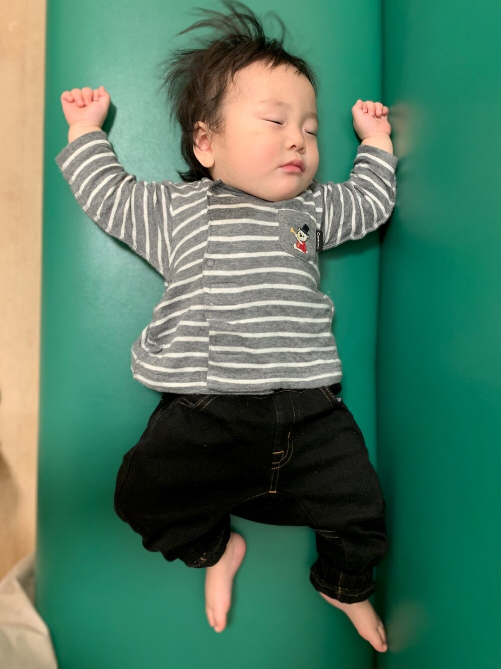 「キッズファッション、むすこーで、男の子コーデ、男の子、冬コーデ、デニムパンツ、０歳、赤ちゃん、ベビーコーデ、ボーダー」｜「combiminiのアイテム（ママ＆ベビー、グレー系）」を使った、icchaさん（キッズ・70cm）の秋コーディネートの1枚目の写真