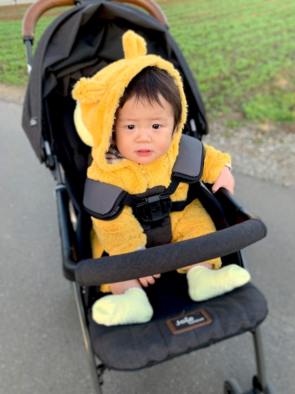 「秋冬コーデ、キッズファッション、ベビーコーデ、０歳、男の子コーデ、公園、もこもこ、モコモコアウター、カバーオール、赤ちゃん」｜「kids zooのアイテム（ロンパース、イエロー系）」を使った、icchaさん（キッズ・70cm）の秋コーディネートの1枚目の写真