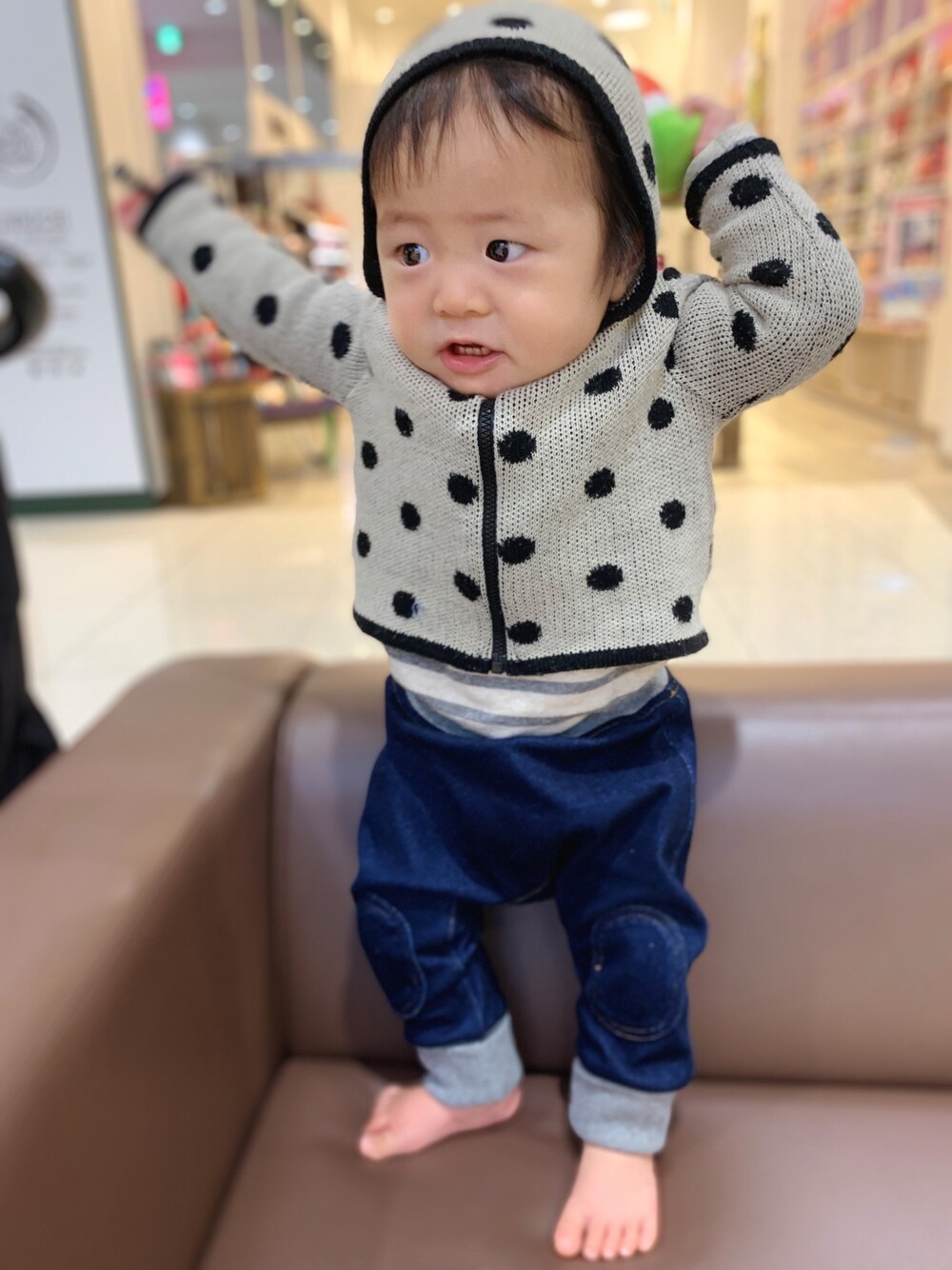 「キッズファッション、秋冬コーデ、シンプルコーデ、カジュアルコーデ、おとこのこ、サルエルパンツ、デニムパンツ、ドット、あたまでっかち、０歳」｜「Anna Nicolaのアイテム（ニット/セーター、グレー系）」を使った、icchaさん（キッズ・70cm）の秋コーディネートの1枚目の写真
