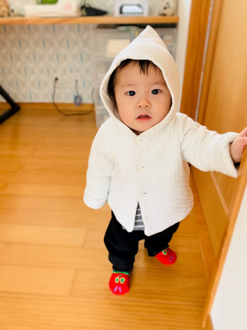 「秋冬コーデ、パーカー、kids、おとこのこ、男の子、キッズコーデ、プチバトー、白、０歳、赤ちゃん」｜「PETIT BATEAUのチュビックホワイトケープ（ポンチョ、ホワイト系）」を使った、icchaさん（キッズ・70cm）の秋コーディネートの1枚目の写真