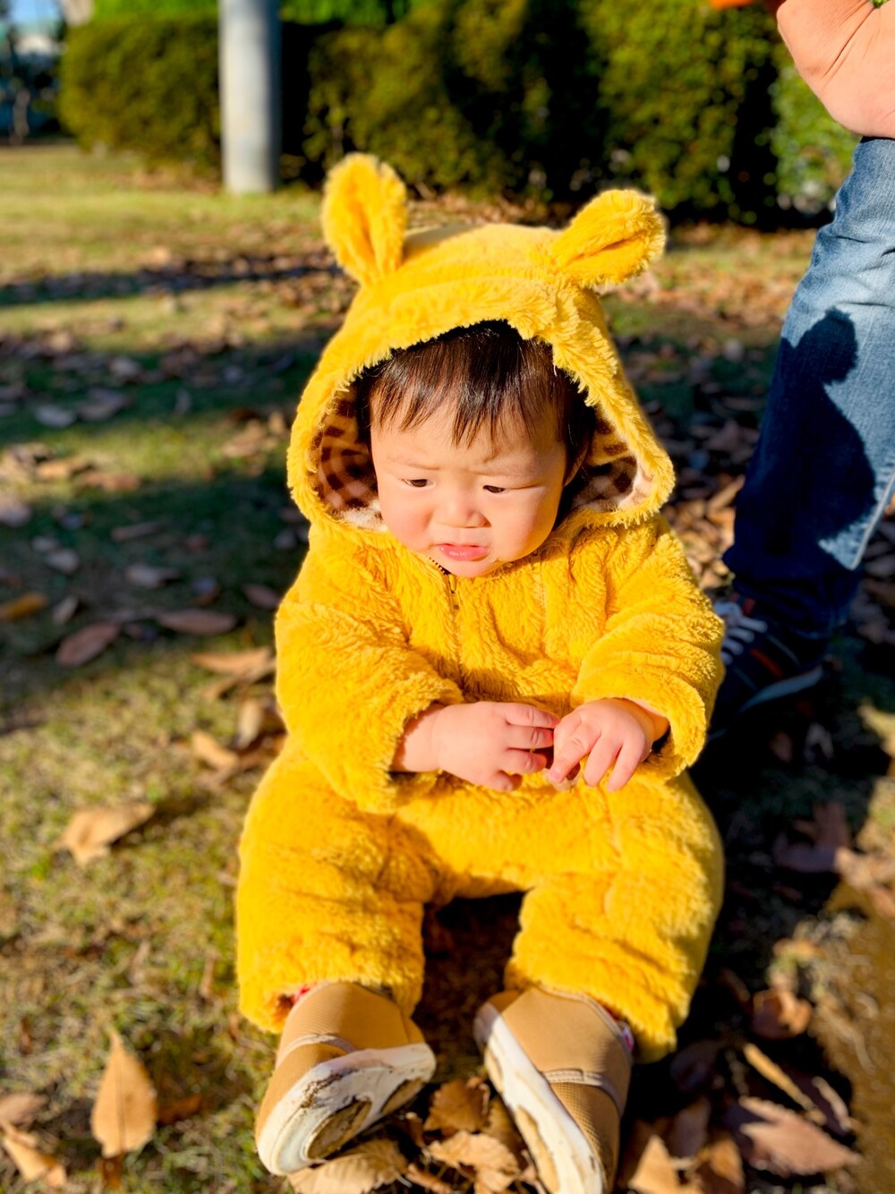 「キッズファッション、秋冬コーデ、冬コーデ、男の子コーデ、公園、カバーオール、０歳、赤ちゃん、モンスター、ピカチュウ」｜「kids zooのアイテム（ロンパース、イエロー系）」を使った、icchaさん（キッズ・70cm）の秋コーディネートの1枚目の写真