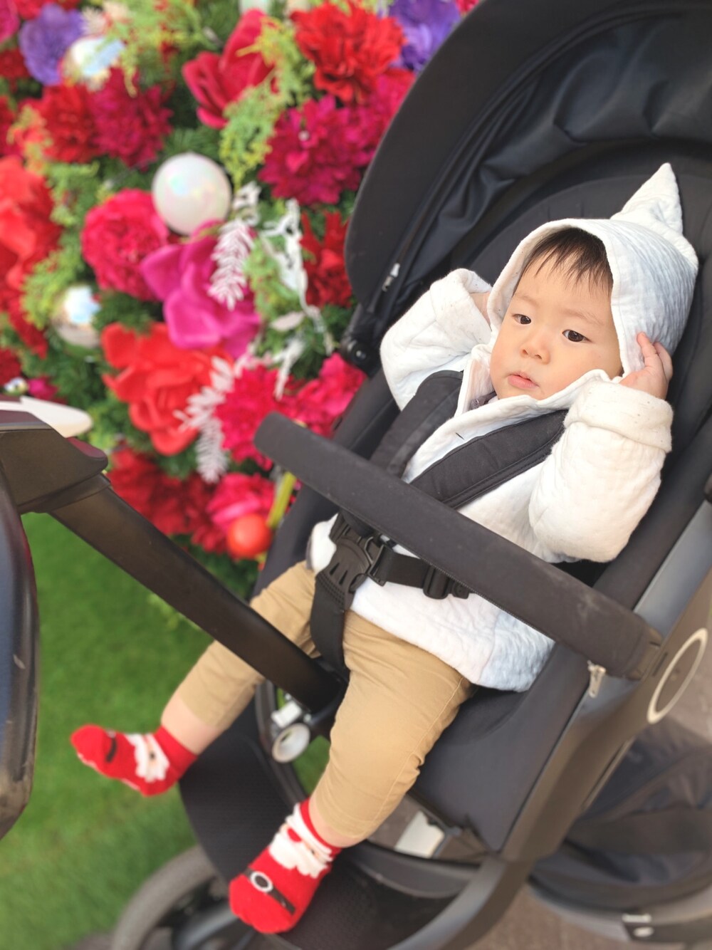 「冬コーデ、キッズファッション、男の子、シンプルコーデ、スキニーパンツ、０歳、赤ちゃん、こびと帽、クリスマス、プチバトー」｜「PETIT BATEAUのチュビックホワイトケープ（ポンチョ、ホワイト系）」を使った、icchaさん（キッズ・70cm）の冬コーディネートの1枚目の写真